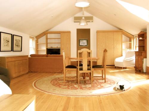 The Loft في جوهانسبرغ: غرفة معيشة مع طاولة وغرفة نوم