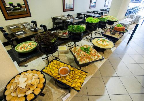 a buffet line with many different types of food at Estanplaza Nações Unidas in Sao Paulo