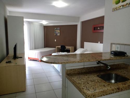 cocina con fregadero y habitación con cama en Marsallis Praia Mar, en Natal