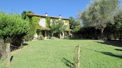 a fence in front of a house with a yard at Agriturismo "Borgo Madonna degli Angeli" - charming cottages in the gardens ! in Tocco da Casauria