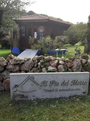 een bord voor een klein huis bij al pie del morro in Merlo