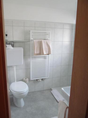 Ein Badezimmer in der Unterkunft Hotel Post