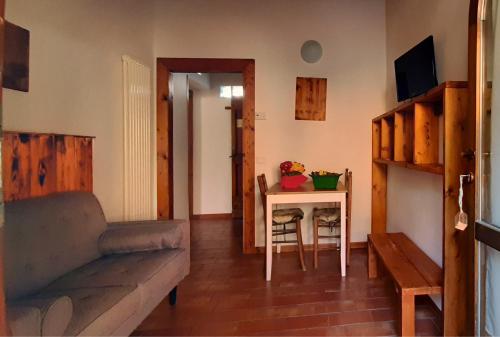 a living room with a couch and a table at Country House Ca' Vernaccia in Urbino