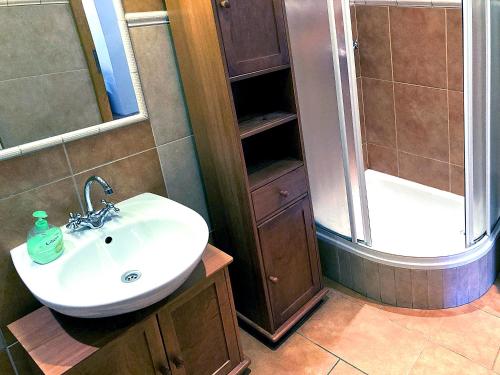 Apartmány Tonesにあるバスルーム