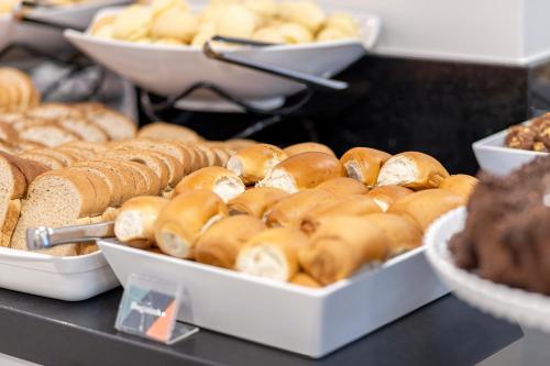 un montón de diferentes tipos de pan en una mesa en Sagres Praia Hotel en Balneario Camboriú