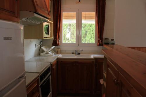 una cucina con lavandino e finestra di Riells Blau a L'Escala