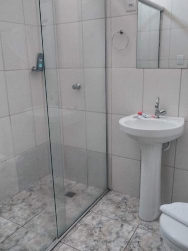 Bilik mandi di Lelis Hotel