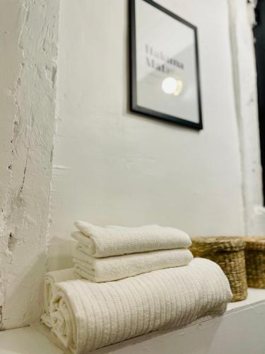 une pile de serviettes assises sur une étagère dans une salle de bains dans l'établissement Appartement cosy en plein coeur historique, à Rouen