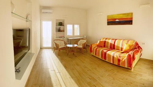sala de estar con sofá y mesa en Villa Antioco en Cala Sapone