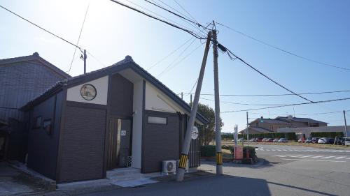 佐渡市的住宿－Inn Fukusuke - Vacation STAY 19472v，街道上一座小建筑,上面有时钟
