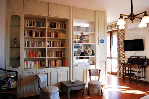 a living room with book shelves filled with books at La terrazza di Anna in Sassari