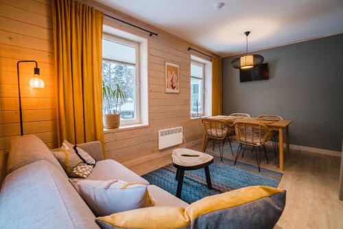 ein Wohnzimmer mit einem Sofa und einem Tisch in der Unterkunft Mere 38 Apartments in Võsu