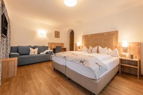 Uma cama ou camas num quarto em Hotel Alphof Stubaital