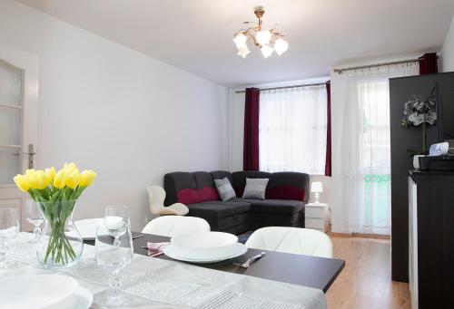 a living room with a table and a couch at Luxus Apartament Alex in Gdynia