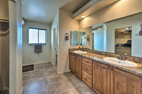 Ванная комната в Bright Lake Havasu Home with New Backyard Oasis!