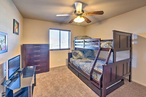 Двухъярусная кровать или двухъярусные кровати в номере Bright Lake Havasu Home with New Backyard Oasis!