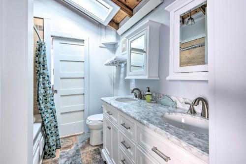 La salle de bains est pourvue d'un lavabo et de toilettes. dans l'établissement Charming Jacuzzi-Suite - Walk to Parsons Beach!, à Kennebunk