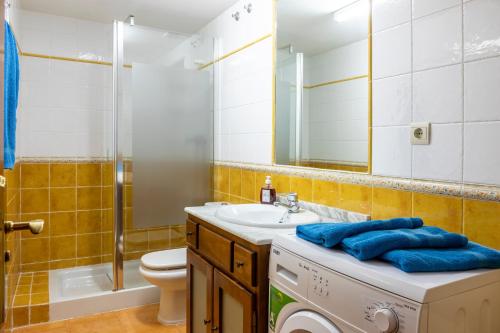 a bathroom with a washing machine and a sink at Santa Cruz in Broto