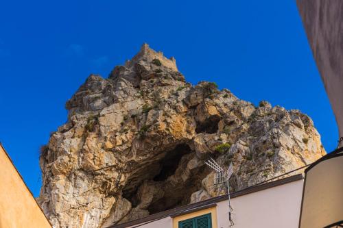 a mountain behind a building in front of a building at Mont°6 in Cefalù