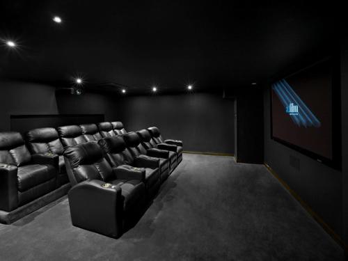 a cinema room with leather chairs and a screen at AKA Central Park in New York