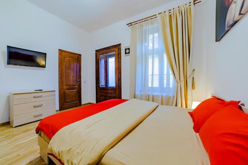 1 Schlafzimmer mit 2 Betten und einem Fenster in der Unterkunft Old City Lux 2 in Braşov