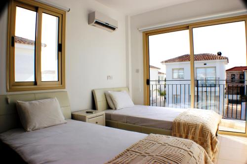 Postel nebo postele na pokoji v ubytování Palm Tree Villas