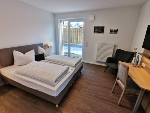 Schlafzimmer mit einem Bett, einem Schreibtisch und einem Schreibtisch in der Unterkunft Hotel zur Erholung in Buxtehude
