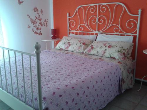 - une chambre avec un lit doté d'une tête de lit en métal dans l'établissement Su Planu, à Cagliari