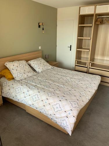 une chambre avec un grand lit dans une pièce dans l'établissement CAP AU SUD, à Hyères