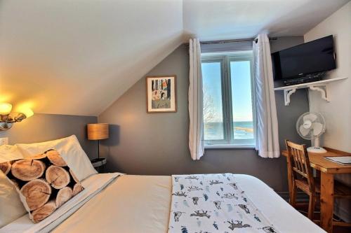 a bedroom with a bed with logs on it at Les Pinsons des Rives in La Malbaie