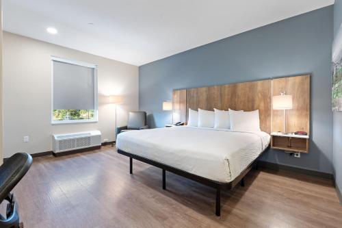a bedroom with a large bed and a window at Extended Stay America Premier Suites - Daytona Beach - Ormond Beach in Ormond Beach
