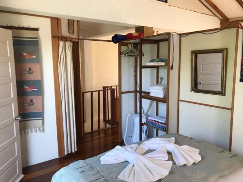 ein Schlafzimmer mit einem Bett mit Handtüchern darauf in der Unterkunft Alta Vista Vacation Home in Caye Caulker