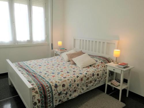 ソーリにあるla casa di Camillaのベッドルーム1室(ベッド1台、テーブル2台、窓2つ付)