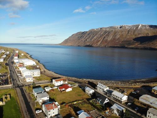 an aerial view of a town next to a body of water at Hlíðarvegur 20 - Gagginn in Siglufjörður
