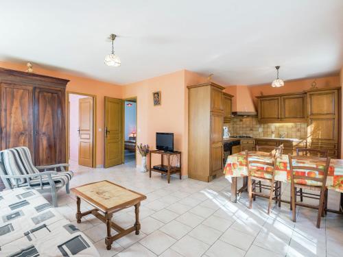 un salon avec une table et une cuisine dans l'établissement Holiday Home Saint-Nexans near Monbazillac, à Saint-Nexans