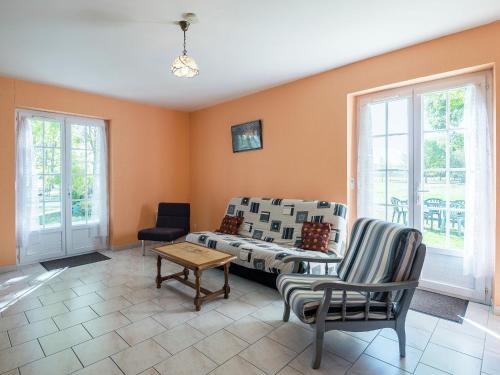 un salon avec un canapé et une table dans l'établissement Holiday Home Saint-Nexans near Monbazillac, à Saint-Nexans