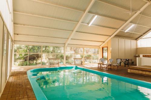 瑪格麗特河的住宿－瑪格麗特河度假屋，一座带开放式天花板的别墅内的游泳池