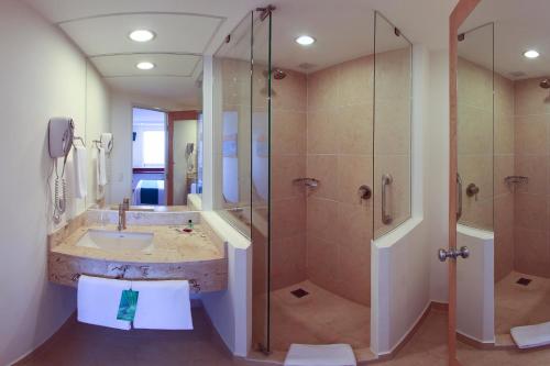 Un baño de One Xalapa Las Animas