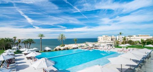 Bazén v ubytování Crowne Plaza Muscat by IHG nebo v jeho okolí
