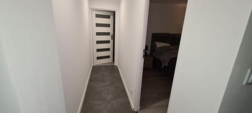 una escalera que conduce a una habitación con una puerta blanca en Apartment Manhattan, en Tarnowskie Góry