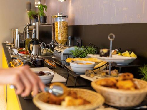 Comida en o cerca de este hotel