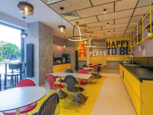 Un restaurante o sitio para comer en ibis Styles Bucharest Erbas