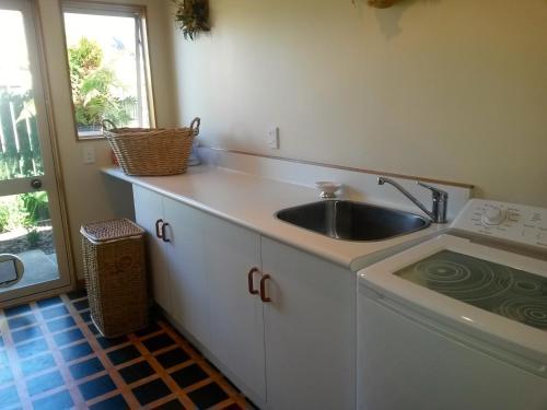 Dapur atau dapur kecil di Summer Retreat - Blenheim Holiday Home