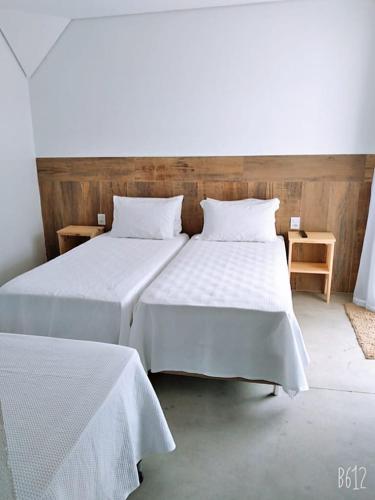 two beds sitting next to each other in a room at Villa Maria in Capitólio