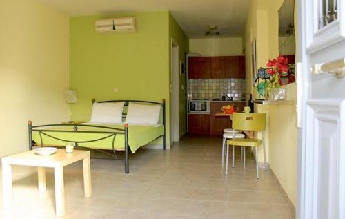 アギア・エフィミアにあるThe Seasons of Nickolasのリビングルーム(ベッド1台付)、キッチンが備わります。