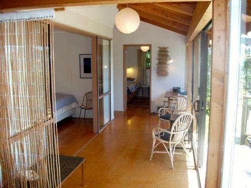een woonkamer met een bed en een tafel en stoelen bij Bush Beach Delight - Onetangi Holiday Home in Onetangi