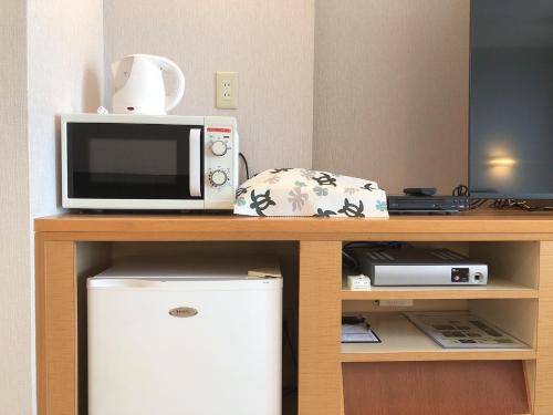 a microwave oven sitting on top of a counter at Hotel Liberty Matsuyama (Adult Only) in Matsuyama