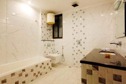 Bathroom sa Hotel Anand Lok Inn