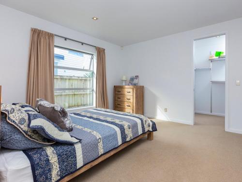 a bedroom with a bed and a window at Paradise Haven - Omaha Holiday Home in Omaha