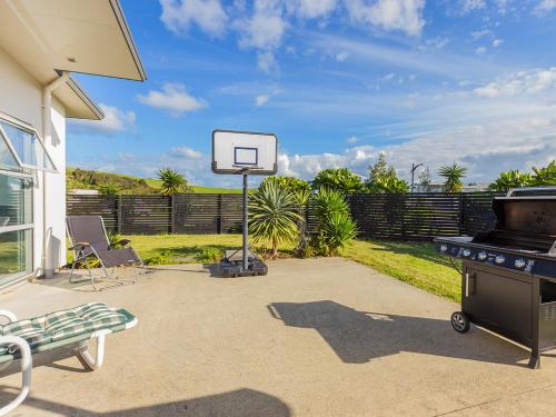a backyard with a basketball hoop and a grill at Paradise Haven - Omaha Holiday Home in Omaha